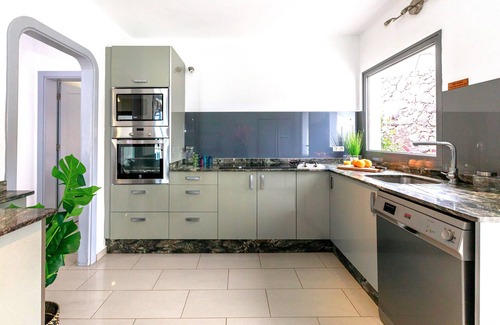 Tabayesco Villa | Luxusvilla, 12 Gäste, Ps4, Fitnessraum; Pool, 1gbwifi, Strandnähe, Ruhige Lage