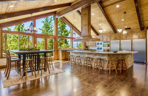 Round Hill Village House | LX33 Lake Tahoe Villa with Gameroom Hot tub Sauna