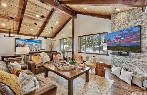 Round Hill Village House | LX33 Lake Tahoe Villa with Gameroom Hot tub Sauna