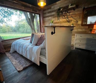 New Forest District House | Lynbrook Cabin and Hot Tub, New Forest