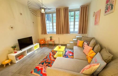 La Demi - Lune Apartment | Lyon funky flat piscine et parking