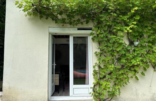 Angouleme Bed & Breakfast | Mérig'home studio climatisée dans maison avec piscine au calme en ville,