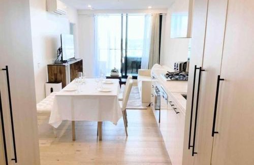 Clayton Apartment | M-city shopping center Apartment - Executive Twin King Ensuites - Fully equipped - Free Parking, fast Wifi, smart TV, Netflix, complementary drinks & amenities - Clayton 3168