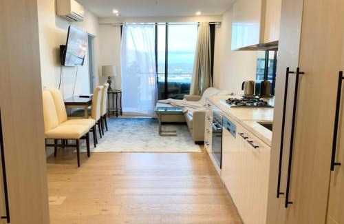 Clayton Apartment | M-city shopping center Apartment - Executive Twin King Ensuites - Fully equipped - Free Parking, fast Wifi, smart TV, Netflix, complementary drinks & amenities - Clayton 3168