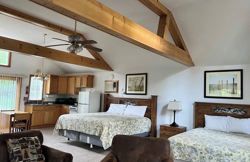 Suttons Bay Hotel | M22 Inn Suttons Bay