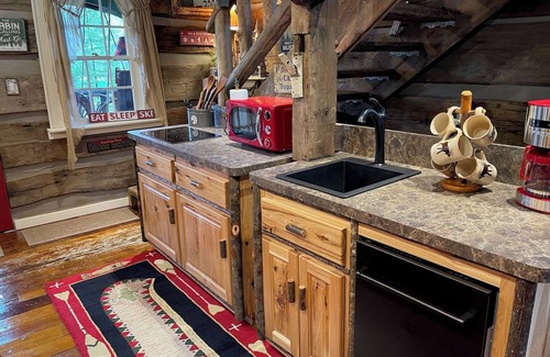 Burton Cabin | Ma & Pa's "Wild at Heart" Cabin Outdoor Bath Trail Firepit Parks & Wineries