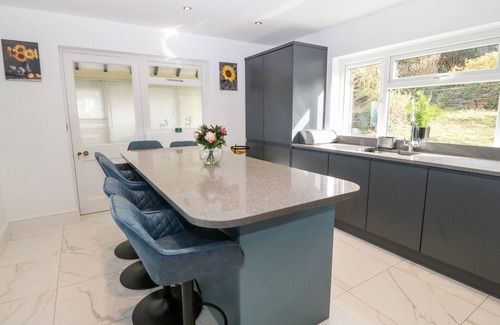 Llwyngwril Cottage | MACHLUD HAUL, character holiday cottage, with open fire in Llwyngwril