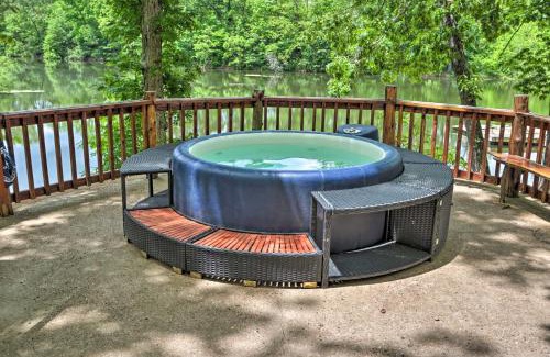 Goodson House | Macks Creek Cabin on 30 Acres with Dock and Watercraft