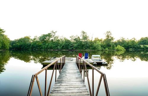 Goodson House | Macks Creek Cabin on 30 Acres with Dock and Watercraft