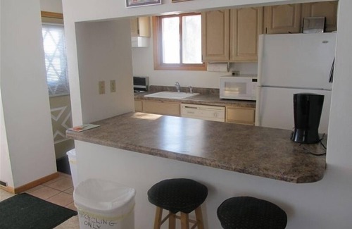 Stoughton Cottage | Madison 3 BR Cottage on 3000 acre Lake Kegonsa. Kayaks & Pontoon