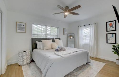 Citrus Isles House | Madrinas Cozy Three Bedroom One Bath with Spacious Backyard