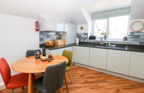 Rhosneigr Apartment | MAELOG, 14 TIDES REACH, pet friendly in Rhosneigr