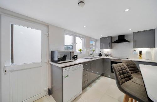 Londonderry Villa | Magee Town House 'Sleeping 8 guests'