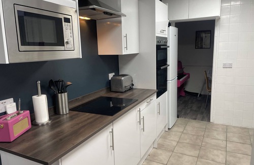 Blackpool Town Center House | Magenta Melodies, 5 bedroom house with 2 free parking spaces