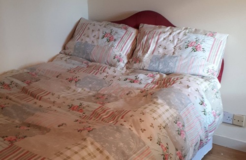 Dundalk Cottage | Maggie's Cottage is located on the side of a mountain, overlooking Dundalk Bay.
