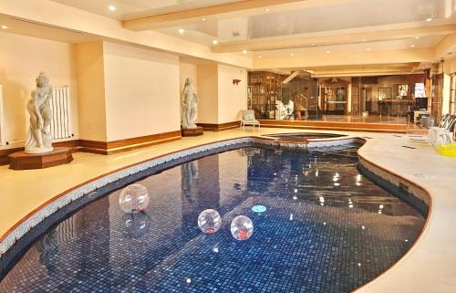 Warrandyte House | Maggie's Guesthouse - large property with pool, billiards, tennis court, BBQ & more