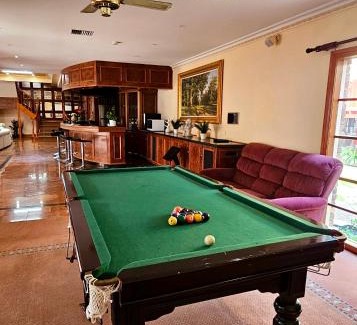 Warrandyte House | Maggie's Guesthouse - large property with pool, billiards, tennis court, BBQ & more