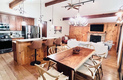Maggie Valley Ski Chalet | Maggie Valley 4BR Cabin w/Hot Tub in Serene Forest - Near Golf, Skiing & Hiking