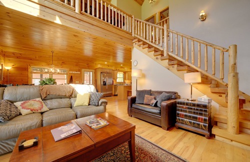 Maggie Valley Cabin | Maggie Valley Cabin w/Private Hot Tub & Game Room