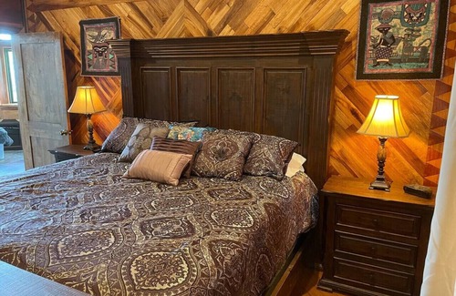 Paukaa Bed & Breakfast | Magic Skies Hawaiian Kingdom Hula Room