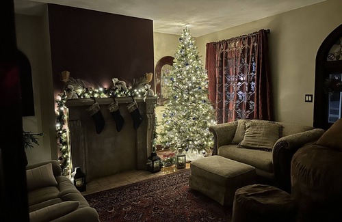 Altoona House | Magical Christmas Getaway! Historical 3BR with Modern Amenities, Great Location
