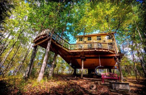 Stonewall House | Magical Family Tree House in Secluded Woodland near Germantown, Kentucky
