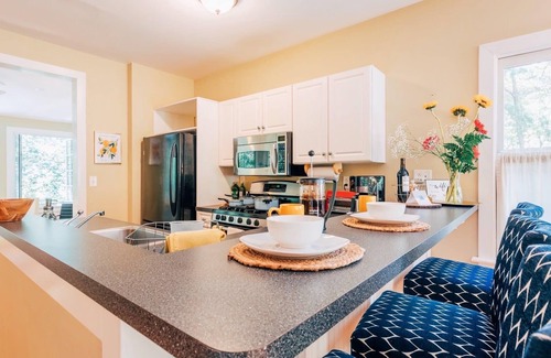 Irvington House | Magical wooded cottage pool +priv hottub walk2town