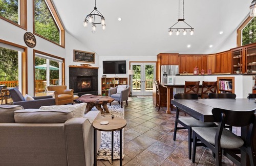 Brightwood House | Magnificent Custom-Built Lodge Surrounded By Forest of Douglas Firs, Cedar Trees