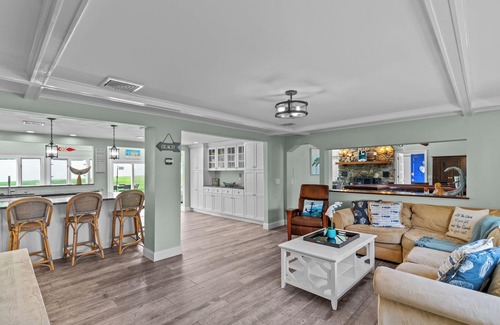 Eastward Look House | Magnificent Luxury Home in Eastward Look - Central A/C,Walk to Scarborough Beach