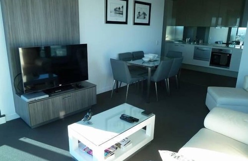 Melbourne Central Business District Apartment | MAGNIFICENT VIEWS CBD To Docklands & Bay