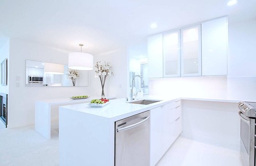 West Los Angeles Condo | Magnificent Villa Blanca in the heart of Brentwood