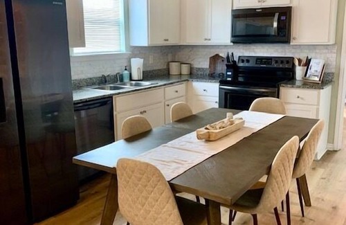 Galveston House | Magnolia By The Sea - Live Like A Local! Centrally Located to All Attractions, 4 BR/2 BA