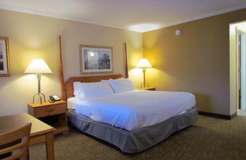 Escanaba Hotel | Magnuson Grand Pioneer Inn and Suites