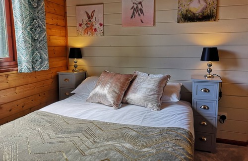 Warminster Ski Chalet | Magpie 3 HOT TUB HuntersMoon-Longleat-Warminster-Bath