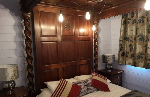 Warminster Ski Chalet | Magpie 6 (Hot Tub) HuntersMoon-Warminster-longleat-Bath