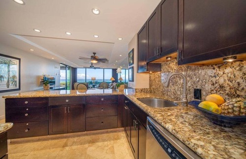 Lahaina Apartment | Mahana Beachfront Walkout