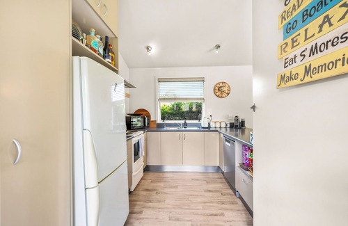 Waitahanui House | Mahuta Maison - Lake Taupo Holiday Home