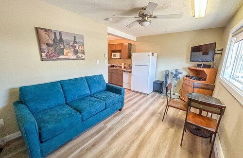 Okanagan-Similkameen Apartment | Main Beach Apartment with Outdoor Pool