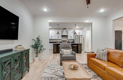 Dickson House | *Main&Broad* Elegant 4 bedroom Downtown w/parking