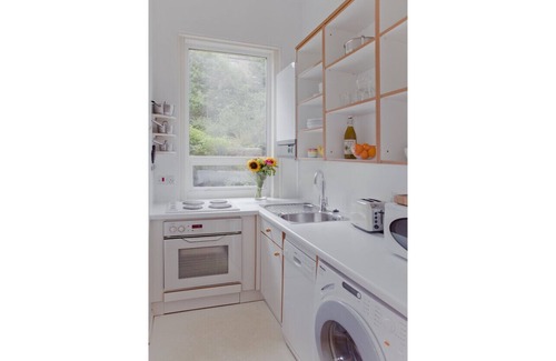 Marchmont Apartment | Main Door Apartment in an enviable location