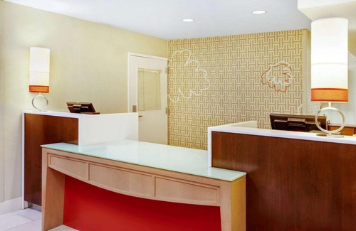 Greensboro Hotel | MainStay Suites Greensboro