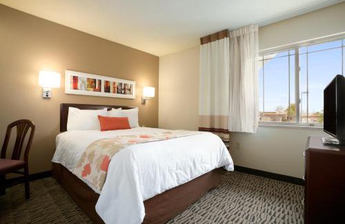 Greensboro Hotel | MainStay Suites Greensboro