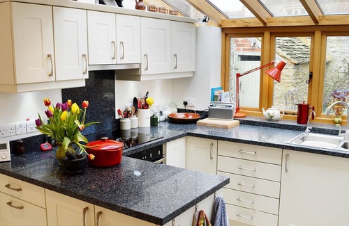 Broadwell Cottage | Maisey Cottage - sleeps 4 guests in 2 bedrooms
