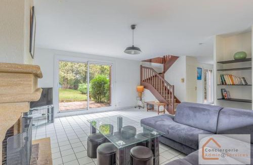 Saint-Genis-Laval Villa | Maison Évasion - Piscine, Jardin & Barbecue