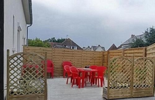 Thaon House | Maison 2 chambres tout confort, à proximité du port de la plage et des commerces, Parking privatif à OUISTREHAM