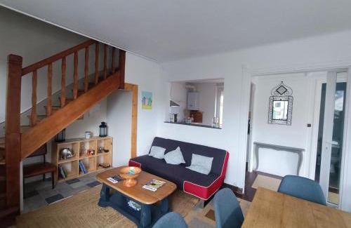 Thaon House | Maison 2 chambres tout confort, à proximité du port de la plage et des commerces, Parking privatif à OUISTREHAM