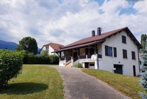 Chevry Villa | Maison a la frontière suisse avec jacuzzi ,billard