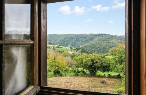 Senezergues House | Maison accueillante à Senezergues avec vue sur la montagne