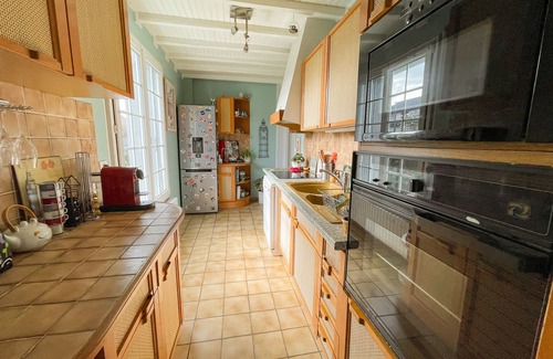 Marolles-en-Hurepoix House | Maison Atypique au Jardin Fleuri