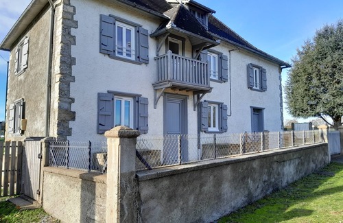 Charritte-de-Bas House | Maison Atypique de 4 Chambres Avec un Grand Jardin Sécurisé